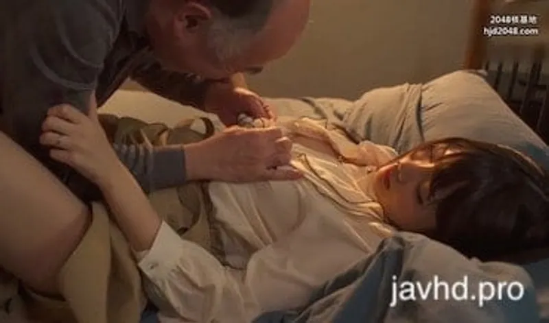 Người chồng đi vắng bà xã bị lão già nhà đối diện hiếp suzu harumiya